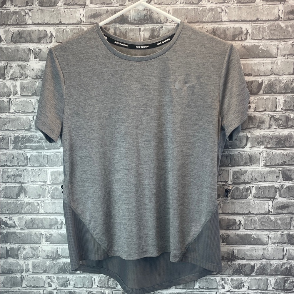 Nike women 
Heather Gray‎ Short Sleeve Tee